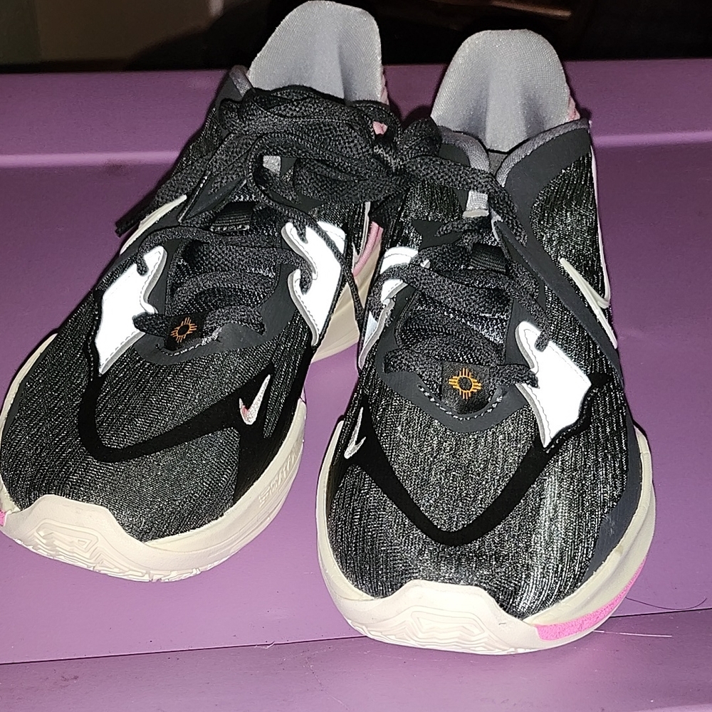 Nike Women's Black and White Athletic Shoes